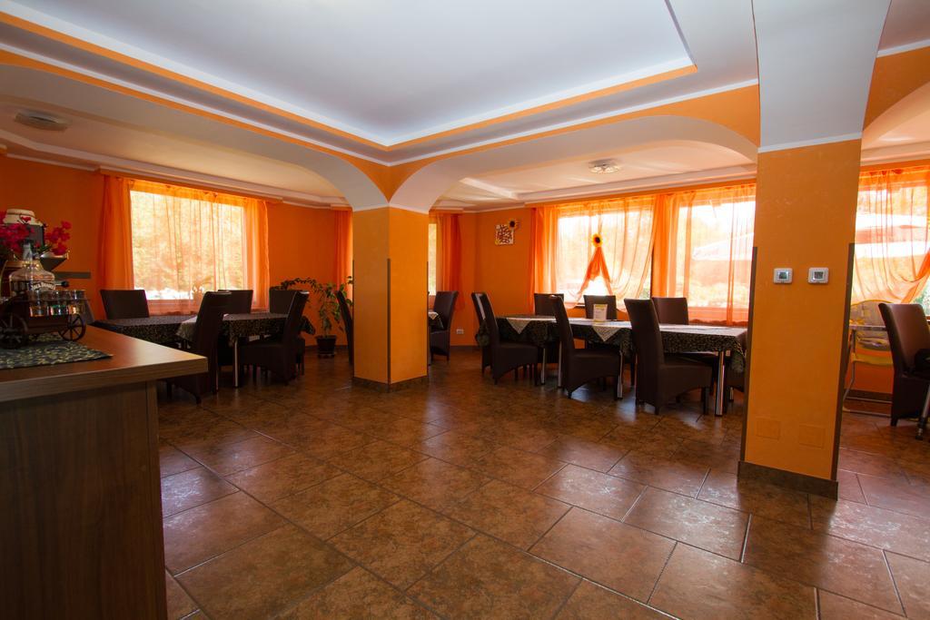 Hotel Pensiunea Royal Garden Sîmbăta de Sus Zewnętrze zdjęcie